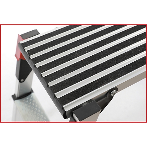 Nahaufnahme einer Trittfläche. Aluminium-Trittfläche mit schwarzen rutschfesten Streifen.